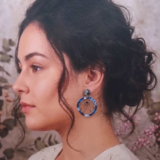 Boucles d'oreilles cercle et lys en Tissu liberty Wiltshire bleu nuit Boucles d'oreilles cercle et lys en Tissu liberty Wiltshire bleu nuit