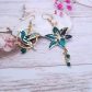 Boucles d'oreilles colibri et fleur de lys en TISSU émeraude et fleurs dorées