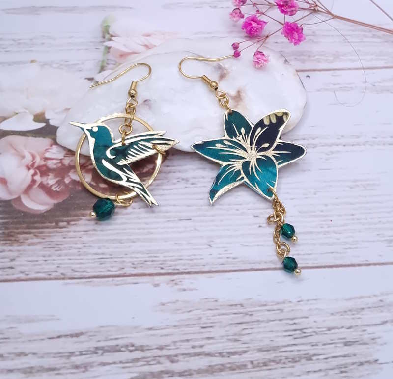 Boucles d'oreilles colibri et fleur de lys en TISSU émeraude et fleurs dorées