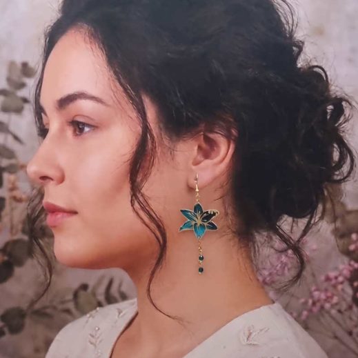 Boucles d'oreilles colibri et fleur de lys en TISSU émeraude et fleurs dorées Boucles d'oreilles colibri et fleur de lys en TISSU émeraude et fleurs dorées