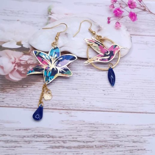 Boucles d'oreilles colibri et fleur de lys en TISSU liberty Dream of summer multicolore Boucles d'oreilles colibri et fleur de lys en TISSU liberty Dream of summer multicolore