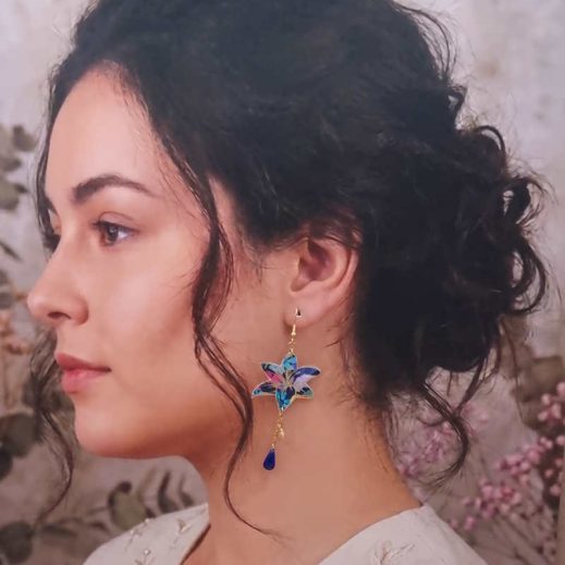 Boucles d'oreilles colibri et fleur de lys en TISSU liberty Dream of summer multicolore Boucles d'oreilles colibri et fleur de lys en TISSU liberty Dream of summer multicolore