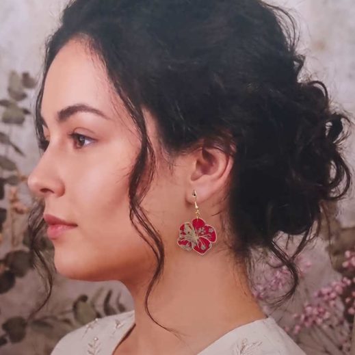 Boucles d'oreilles hibiscus et Martinique en Tissu liberty Capel rubis Boucles d'oreilles hibiscus et Martinique en Tissu liberty Capel rubis