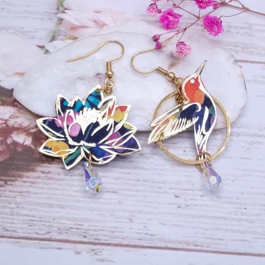 Boucles d'oreilles colibri et fleurs de lotus en TISSU dreams of summer multicolore Boucles d'oreilles colibri et fleurs de lotus en TISSU dreams of summer multicolore