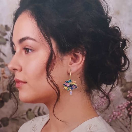 Boucles d'oreilles colibri et fleurs de lotus en TISSU dreams of summer multicolore Boucles d'oreilles colibri et fleurs de lotus en TISSU dreams of summer multicolore