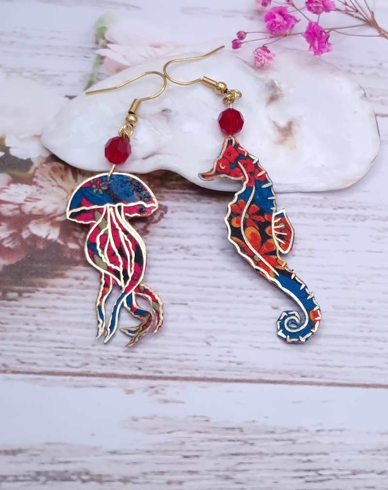 Boucles d'oreilles Hippocampe et méduse en liberty Ciara pétrole perle cristal