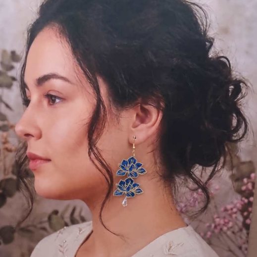 Boucles d'oreilles Lotus et grand colibri en tissu Uni bleu canard Boucles d'oreilles Lotus et grand colibri en tissu Uni bleu canard