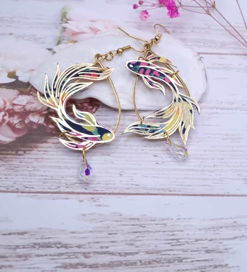Boucles d'oreilles asymétriques poisson en Liberty Dreams of summer Multicolore