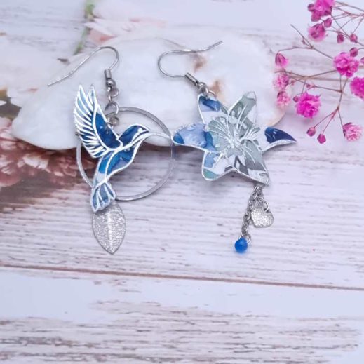 Boucles d'oreilles colibri et fleur de lys en TISSU Liberty Lily Jane bleu