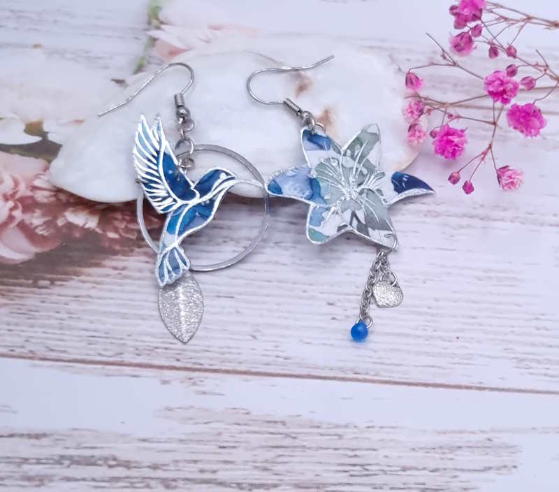 Boucles d'oreilles colibri et fleur de lys en TISSU Liberty Lily Jane bleu