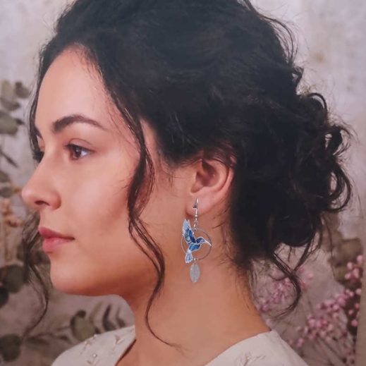 Boucles d'oreilles colibri et fleur de lys en TISSU Liberty Lily Jane bleu Boucles d'oreilles colibri et fleur de lys en TISSU Liberty Lily Jane bleu