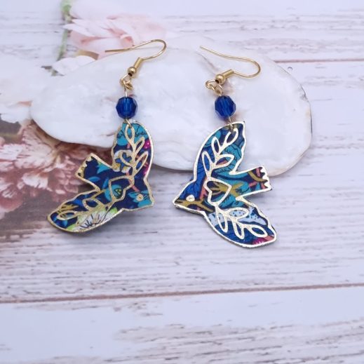 Boucles d'oreilles oiseaux stylisés en TISSU liberty strawberry thief denim et perle de cristal