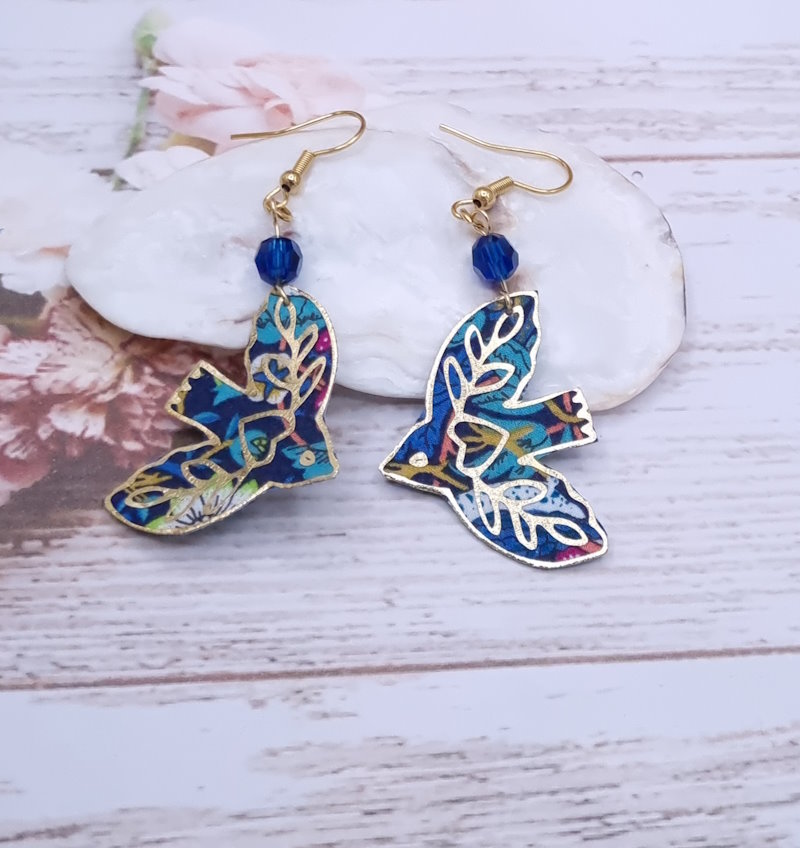 Boucles d'oreilles oiseaux stylisés en TISSU liberty strawberry thief denim et perle de cristal
