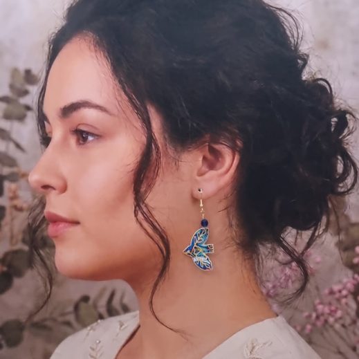 Boucles d'oreilles oiseaux stylisés en TISSU liberty strawberry thief denim et perle de cristal Boucles d'oreilles oiseaux stylisés en TISSU liberty strawberry thief denim et perle de cristal