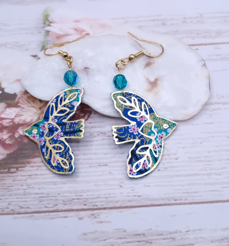 Boucles d'oreilles oiseaux stylisés en TISSU japonais sakura bleu et perle de cristal