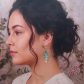 Boucles d'oreilles oiseau stylisé et fleurs de lys en TISSU Emeraude et fleurs dorées