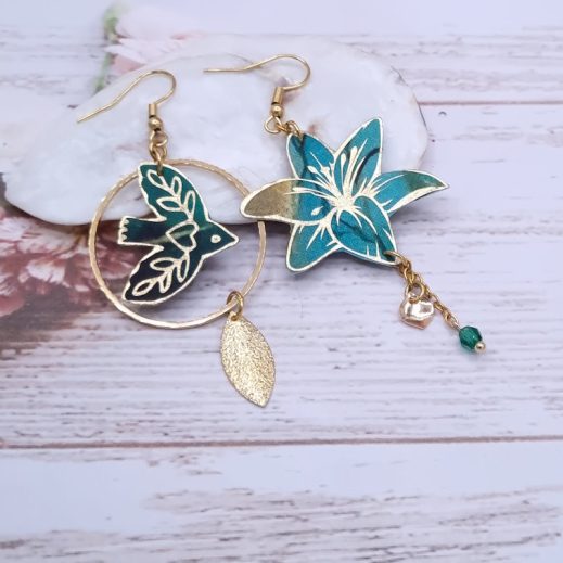 Boucles d'oreilles oiseau stylisé et fleurs de lys en TISSU Emeraude et fleurs dorées