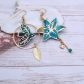 Boucles d'oreilles oiseau stylisé et fleurs de lys en TISSU Emeraude et fleurs dorées