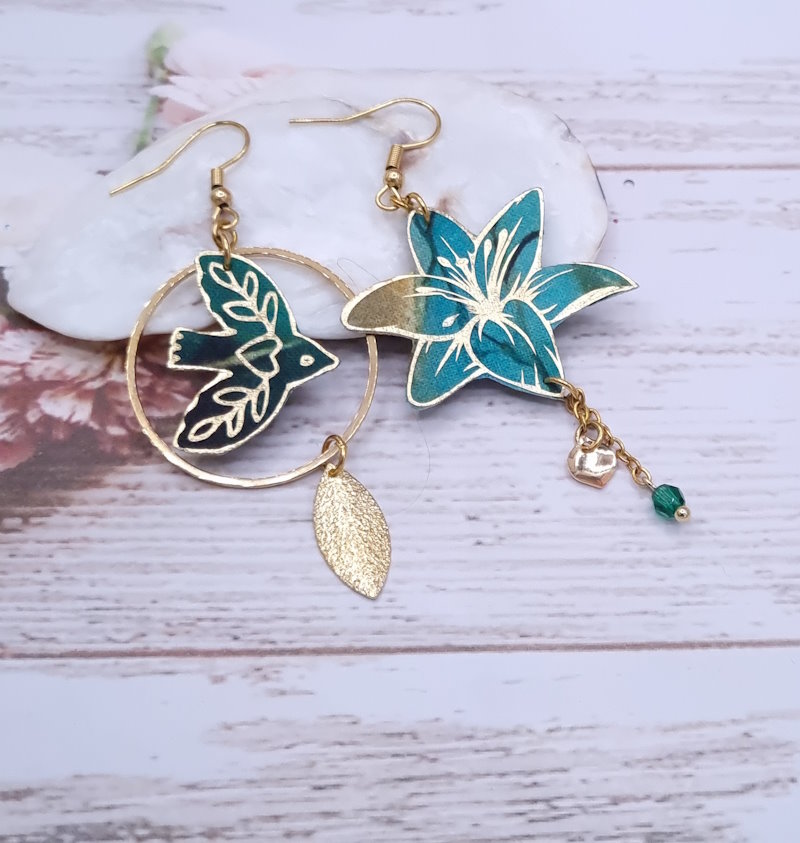 Boucles d'oreilles oiseau stylisé et fleurs de lys en TISSU Emeraude et fleurs dorées