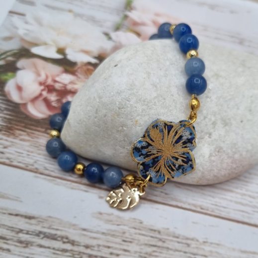 Bracelet élastique hibiscus en liberty Pepper blue et perles d'AVENTURINE bleues Bracelet élastique hibiscus en liberty Pepper blue et perles d'AVENTURINE bleues