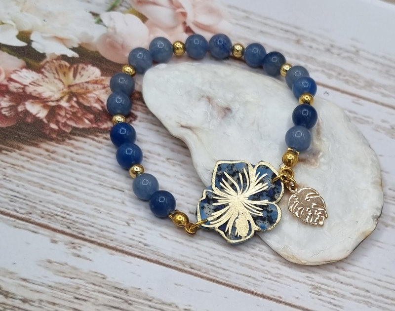 Bracelet élastique hibiscus en liberty Pepper blue et perles d'AVENTURINE bleues
