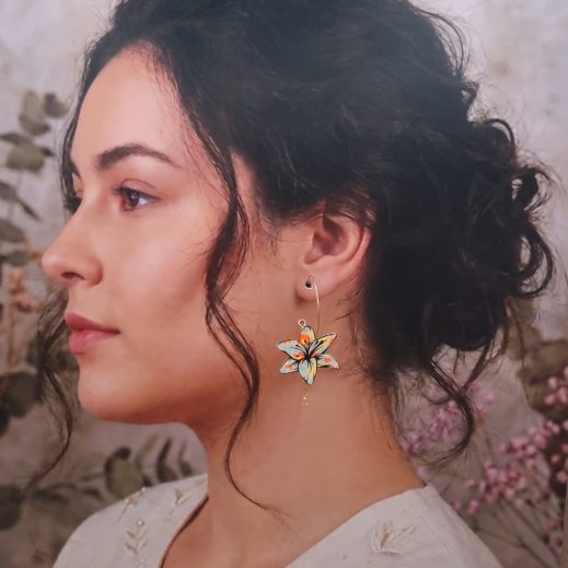 Boucle d'oreille fleur de lys à l'UNITE en TISSU Petit Pan Flower power blanc