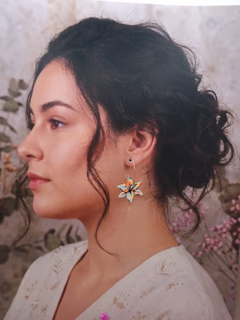 Boucle d'oreille fleur de lys à l'UNITE en TISSU Petit Pan Flower power blanc