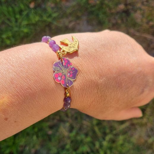 Bracelet élastique hibiscus en petit pan Hanako violet et perles d'Améthyste du brésil Bracelet élastique hibiscus en petit pan Hanako violet et perles d'Améthyste du brésil