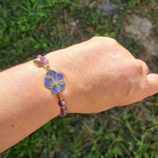 Bracelet élastique hibiscus en liberty GlenJade violet et perles d'Améthyste du brésil Bracelet élastique hibiscus en liberty GlenJade violet et perles d'Améthyste du brésil