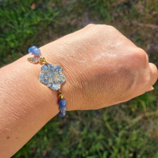 Bracelet élastique hibiscus en liberty Pepper blue et perles d'AVENTURINE bleues Bracelet élastique hibiscus en liberty Pepper blue et perles d'AVENTURINE bleues