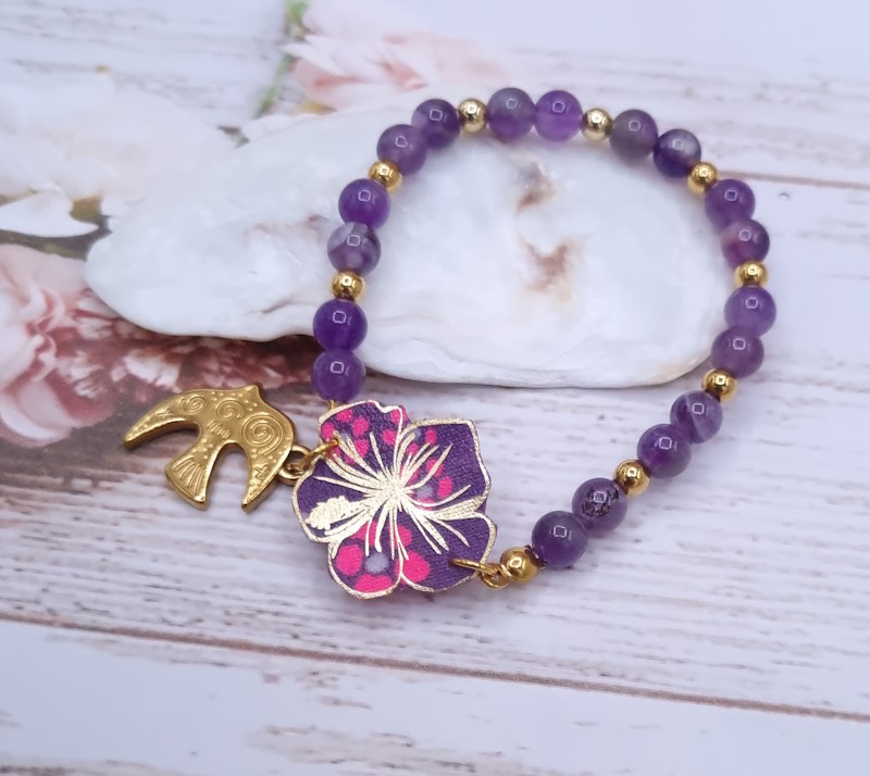 Bracelet élastique hibiscus en petit pan Hanako violet et perles d'Améthyste du brésil